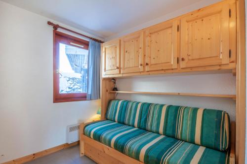 モルジヌにあるPICARON A5のベンチ、窓、木製キャビネットが備わる客室です。