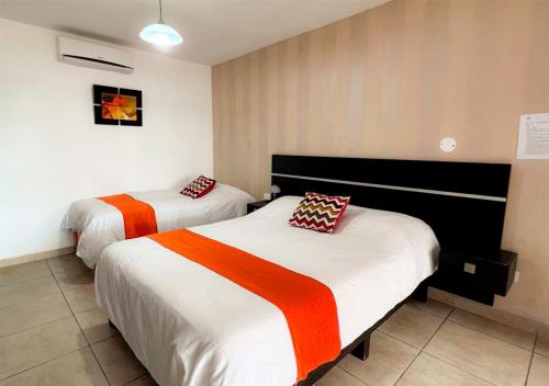 a hotel room with two beds in a room at La Estancia Chincha Hotel in Chincha Alta