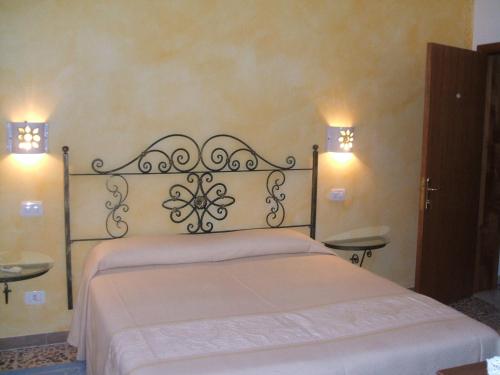 Posteľ alebo postele v izbe v ubytovaní Su Ghindalu Guesthouse