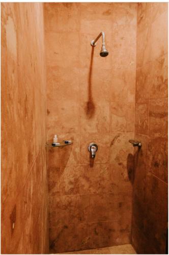 eine Dusche mit Duschkopf in einem Badezimmer in der Unterkunft posada Don Antonio in Holbox