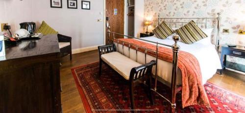 una camera con letto e scrivania di The Bubble Inn Hotel a Derby