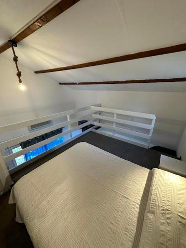 una camera da letto con un grande letto bianco in una stanza di Maison D Santa Giulia a Porto Vecchio