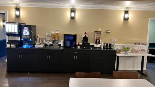 Kuchyň nebo kuchyňský kout v ubytování Super 8 by Wyndham Kirkland Lake