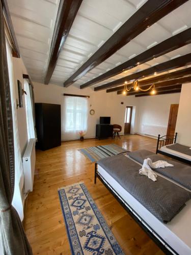 une grande chambre avec un lit au milieu de celle-ci dans l'établissement Taverna Sasului, à Bazna