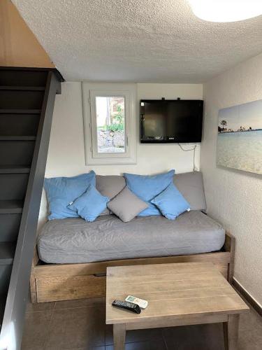 Posto letto in una piccola camera con TV e tavolo di Maison D Santa Giulia a Porto Vecchio