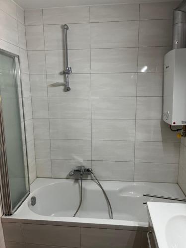 y baño con bañera y grifo. en Haus Hilde, en Homburg