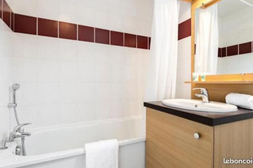 a bathroom with a sink and a bath tub at CONFORTABLE MAISON DANS VILLAGE VACANCES AVEC PISCINE A CAJARC in Cajarc