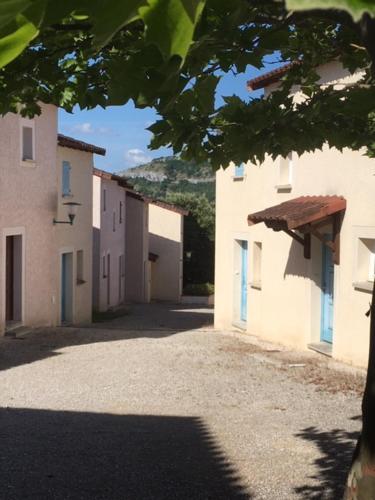 an empty alley with buildings and a tree at CONFORTABLE MAISON DANS VILLAGE VACANCES AVEC PISCINE A CAJARC in Cajarc