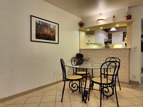 Kuchyň nebo kuchyňský kout v ubytování Evasion Paris-Disney