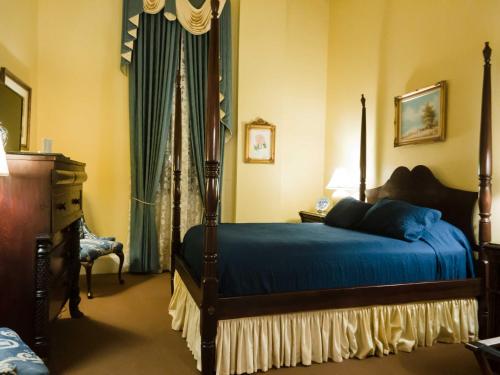 Ένα ή περισσότερα κρεβάτια σε δωμάτιο στο The Guest House Historic Mansion