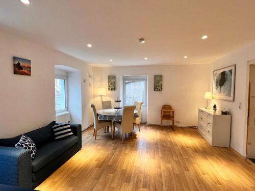 Ruang duduk di Ferienwohnung Elfriede - WLAN, 2 Bäder, Küche, Freisitz, 2 Parkplätze, im Ortskern