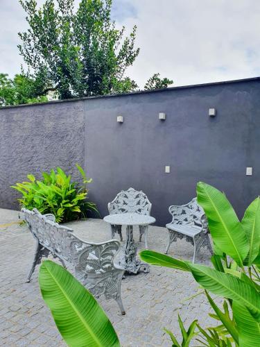 a patio with a table and chairs and plants at Avenida Palace Hotel in Joinville