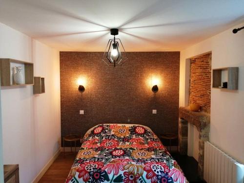 1 dormitorio con 1 cama con colcha colorida en L'Ecrin de Pauline, en Dinan