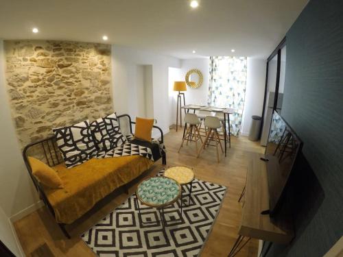 un salon avec un canapé et une table dans l'établissement L'Ecrin de Pauline, à Dinan