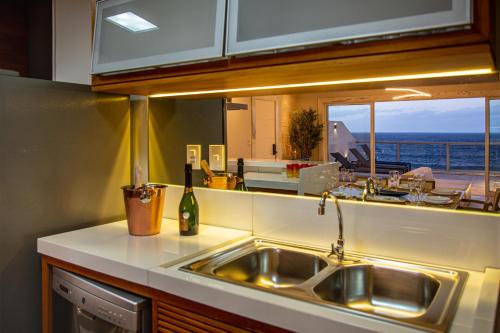 Kuhinja ili čajna kuhinja u objektu Cobertura com vista para praia de Ipanema - VSC2 Z1