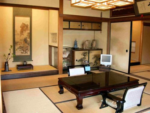 Habitación con escritorio y 2 ordenadores. en Ise Todaya Ryoan, en Ise