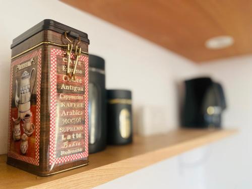 un livre assis sur une étagère dans l'établissement La petite échappée à 150m de la mer, à Cayeux-sur-Mer