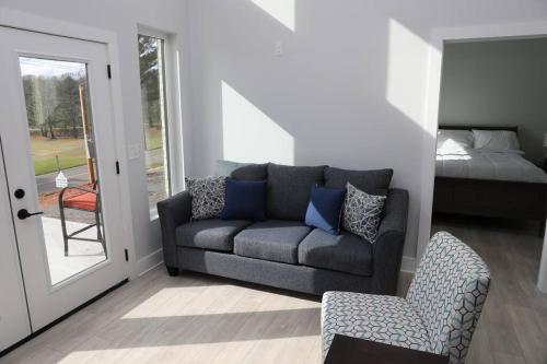 ein Wohnzimmer mit einem Sofa und einem Bett in der Unterkunft Golf Views Mount Airy in Mount Airy
