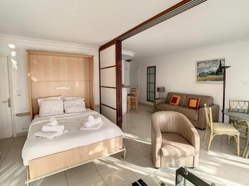 une chambre avec un lit et un salon dans l'établissement Studio luxueux et spacieux avec terrasse, à Cannes
