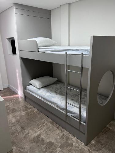 Ce lit superposé se trouve dans un dortoir doté de 2 lits superposés. dans l'établissement Duplex 3 qtos pé na areia, à Itapema