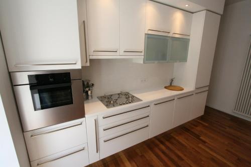 Een keuken of kitchenette bij Cernobbio 2 Bedroom Apartment