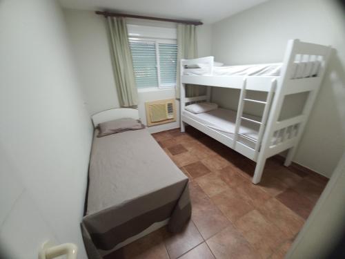 Mały pokój z 2 łóżkami piętrowymi i oknem w obiekcie FLAT 602 VILLA HÍPICA Gravatá PE - COM SUÍTE! w mieście Gravatá