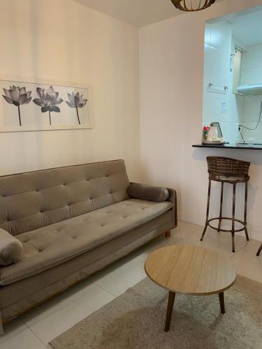 uma sala de estar com um sofá e uma mesa em Apartamento Copacabana - Quadra da Praia no Rio de Janeiro