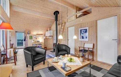 スナーヴィグにあるHoliday Home Klevevej Xiiのリビングルーム(テーブル、黒い椅子付)