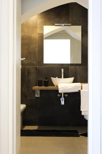 a bathroom with a sink and a mirror at Nonna Sicula in Agrigento
