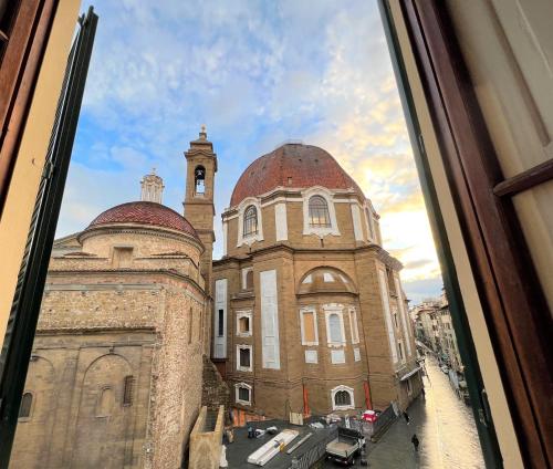 vista su un edificio con torre dell'orologio di Emerald Palace a Firenze