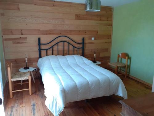Un pat sau paturi într-o cameră la Gîte Les Mésanges