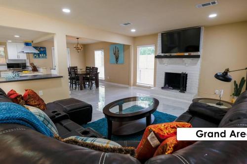 sala de estar con sofá de cuero y mesa en Stunning Family Home in North Houston!!! - Briar Creek en Spring