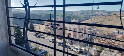 een raam met uitzicht op de stad bij Appartement abdessalam fetouaki in Moulay Yacoub