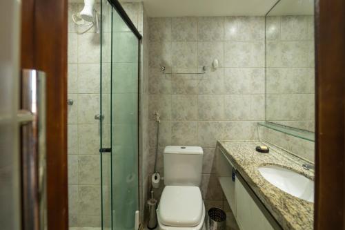 y baño con ducha, aseo y lavamanos. en Modern apartment with Ocean View - 500m from Beach, en Fortaleza