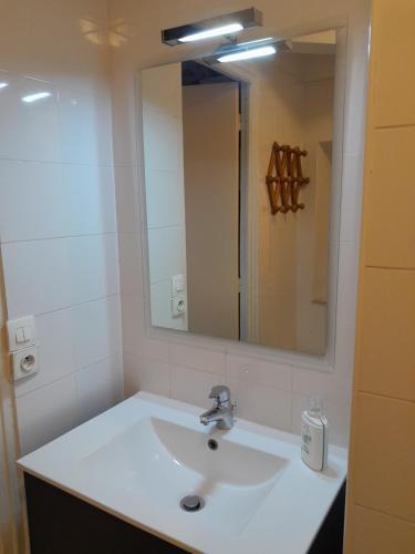 y baño con lavabo blanco y espejo. en Stella Apartment - Cannes, en Cannes