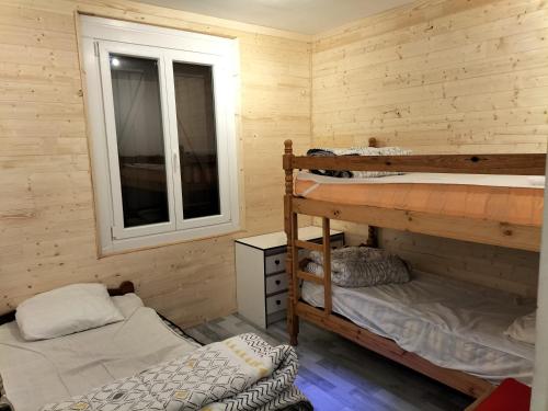 Cette chambre comprend 2 lits superposés et une fenêtre. dans l'établissement La Bourboule, à La Bourboule