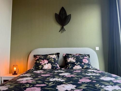 Un dormitorio con una cama con flores. en "VH apartment" - center of Antwerp - free parking en Amberes