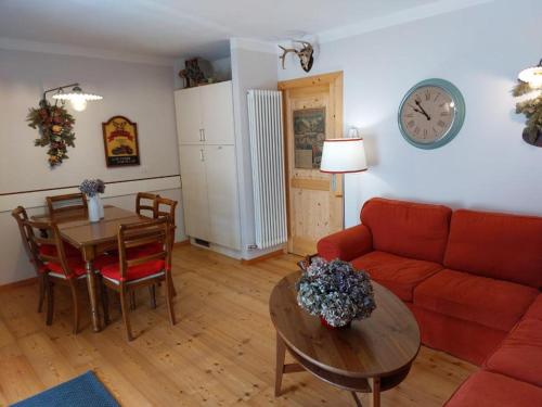 - un salon avec un canapé rouge et une table dans l'établissement La Casa del Core, à Monclassico