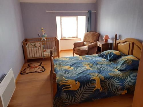 Un pat sau paturi într-o cameră la LA MAISON DES HIRONDELLES