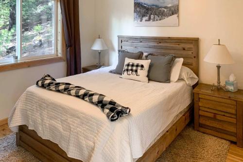 um quarto com uma cama grande e 2 almofadas em Rustic Retreat with Deck Steps From Lake Almanor! em Lake Almanor