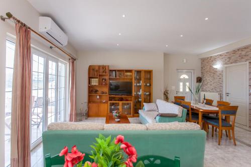 Aura Estate