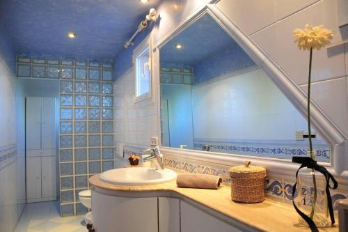 baño con lavabo y techo azul en VILLA ALFABIA en Palma de Mallorca