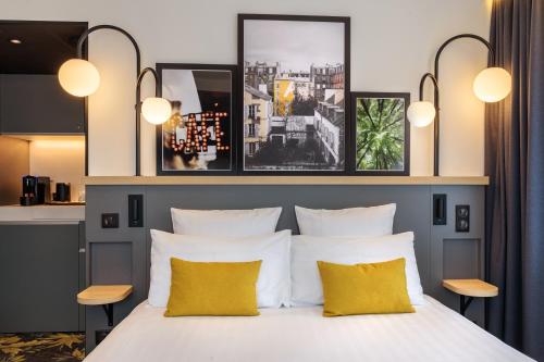 Giường trong phòng chung tại Best Western M-Treize Paris Asnieres