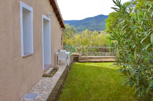 - un petit jardin avec une chaise blanche dans la cour dans l'établissement Domu Virginia, à Castiadas