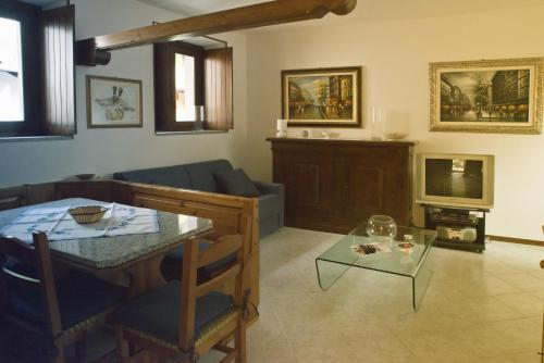 メルゴッツォにあるRustico Giorgiaのリビングルーム(ソファ、テーブル付)