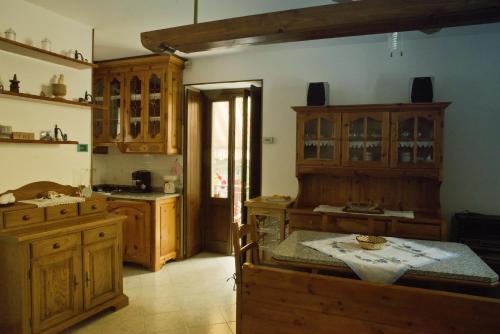 una cucina con armadi in legno e tavolo di Rustico Giorgia a Mergozzo
