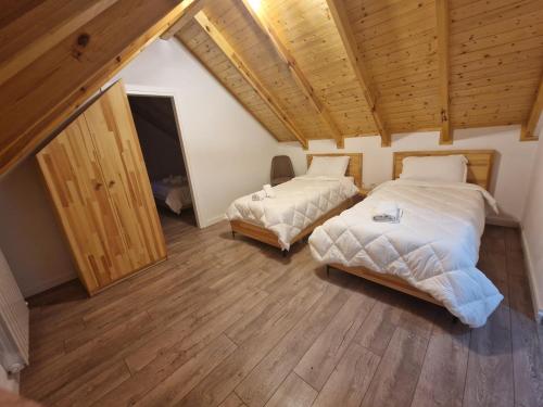 Ein Bett oder Betten in einem Zimmer der Unterkunft HANI CEPIT