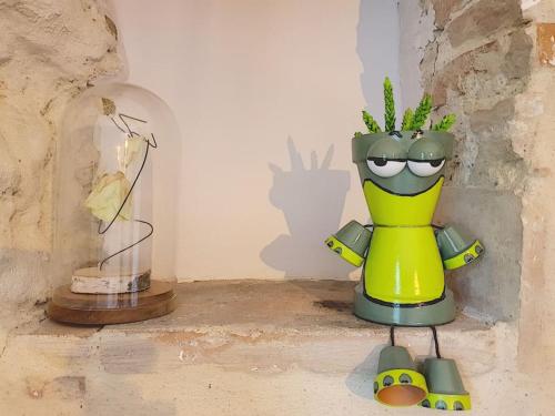 un minion jouet avec une plante dans un vase dans l'établissement Gite le Grand Bassin - Vue canal du midi, à Castelnaudary