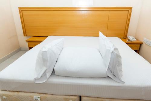 Una cama o camas en una habitación de Arabian Sands Hotel فندق الرمال العربية