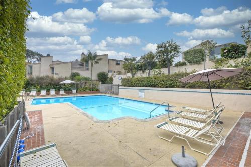 Πισίνα στο ή κοντά στο Oceanfront Fully Remodeled 2BR 2BA, Pool, Hot Tub, Gated Parking